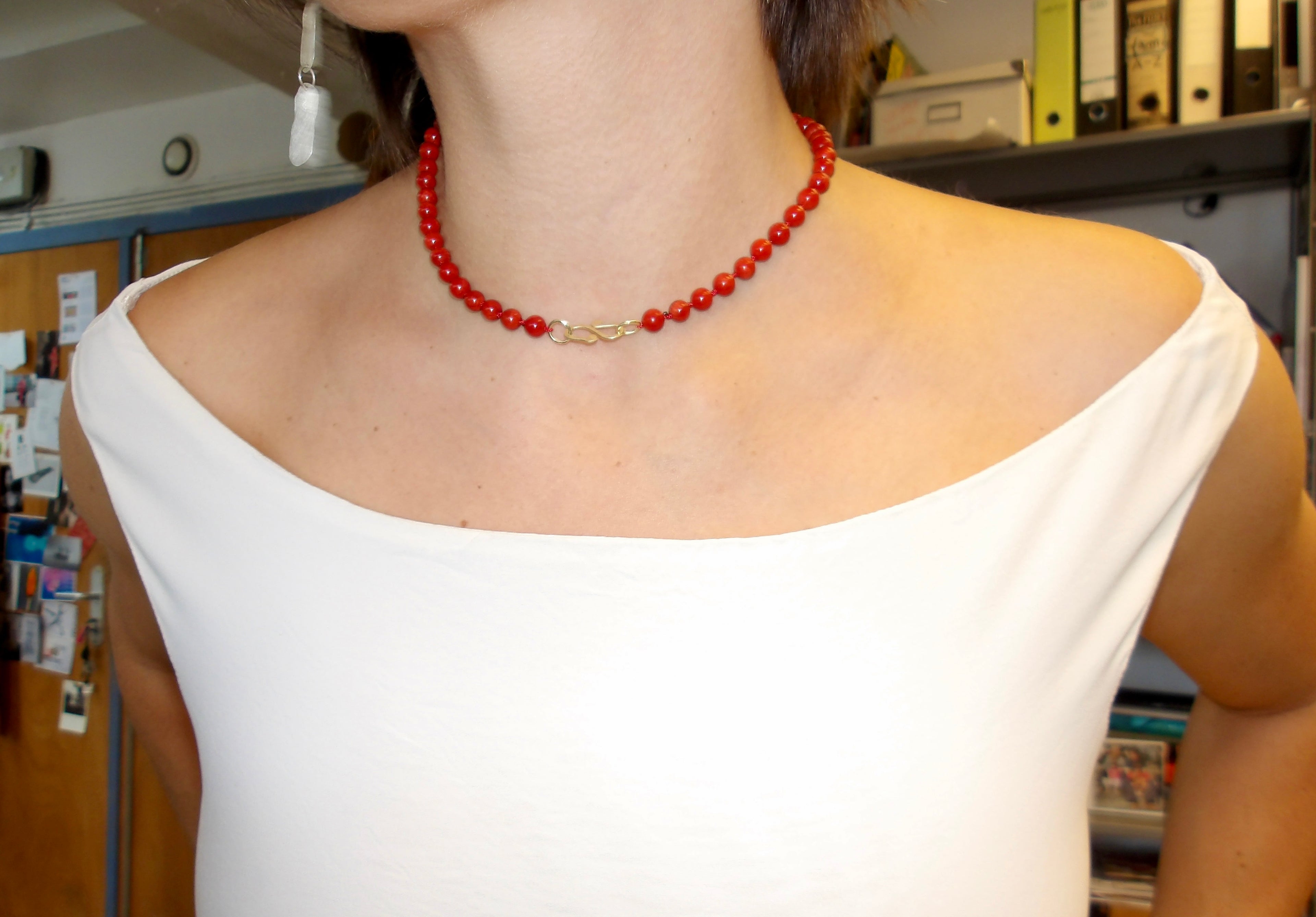 Korte ketting met bloedkoraal en gouden slot