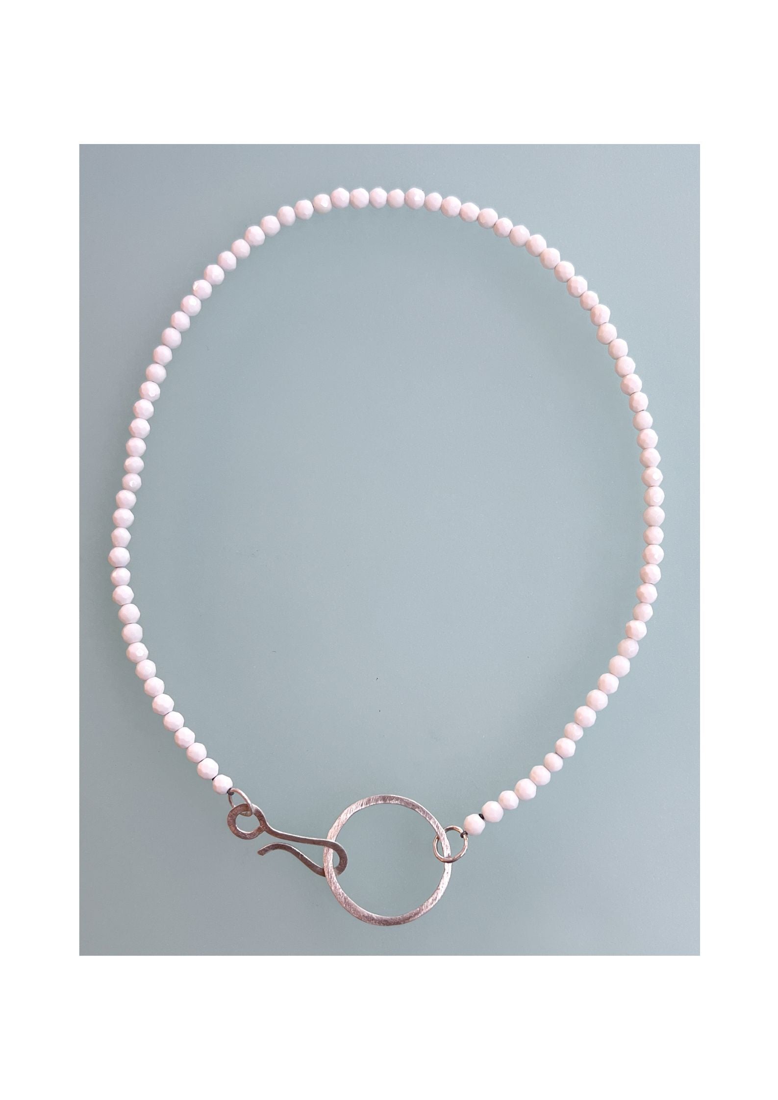 White clam ketting met zilveren slot