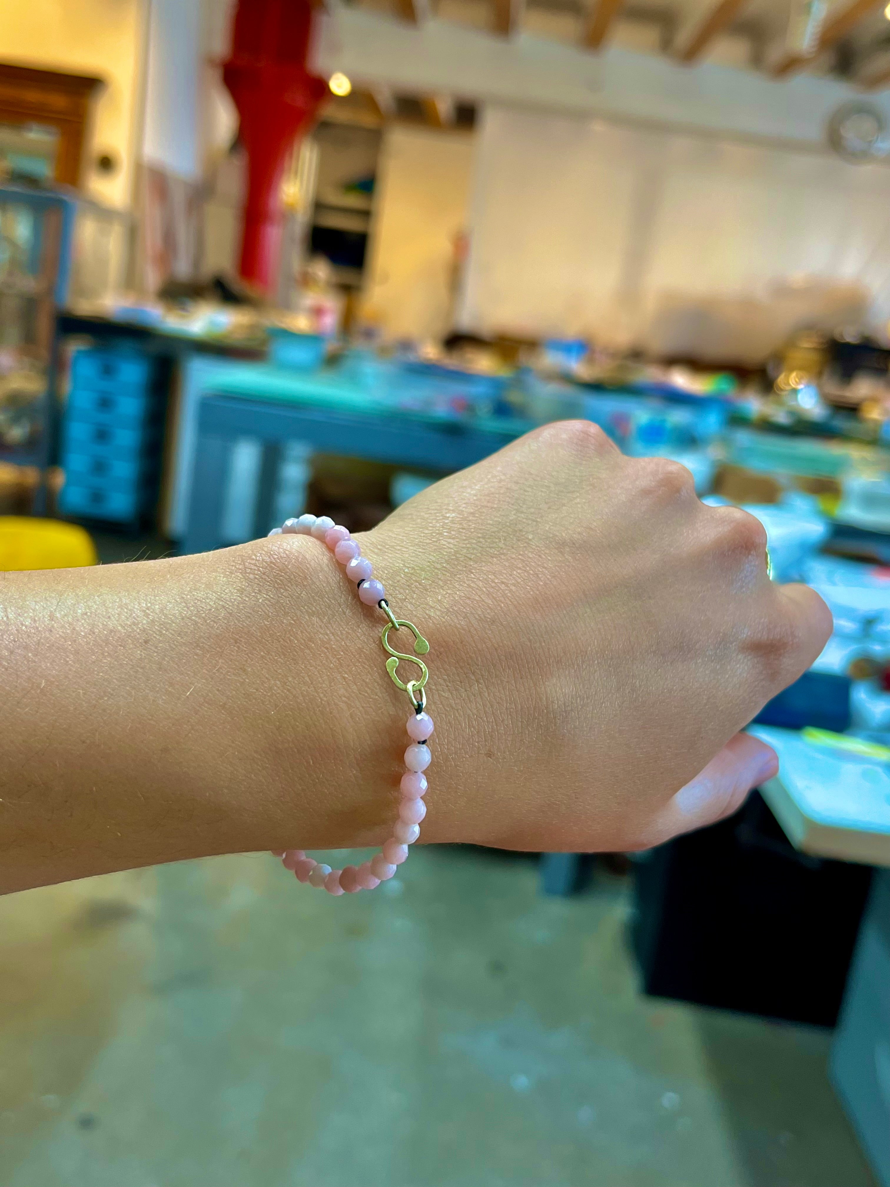 Armband pink opal met 14k gouden slot