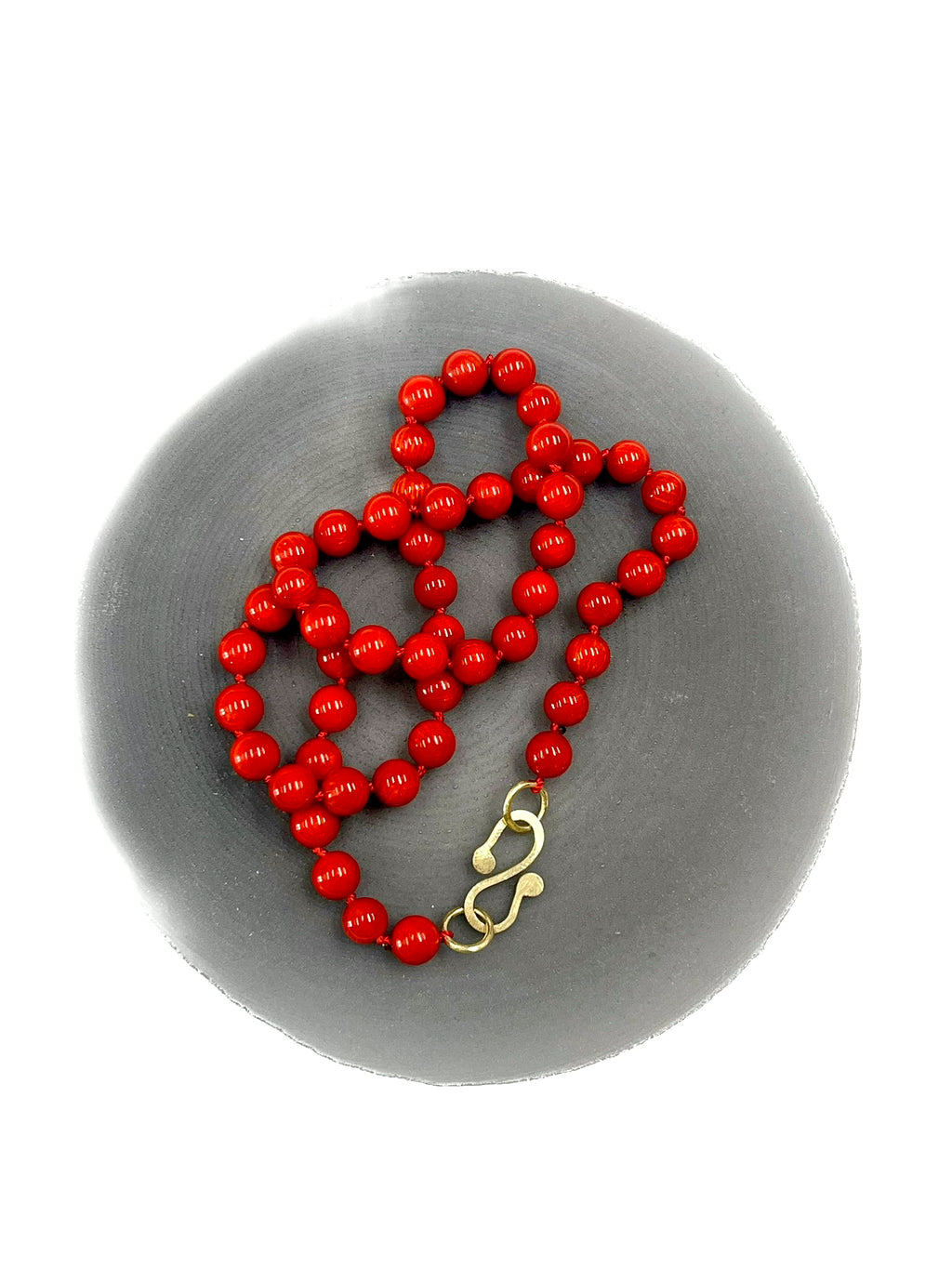 Korte ketting met bloedkoraal en gouden slot