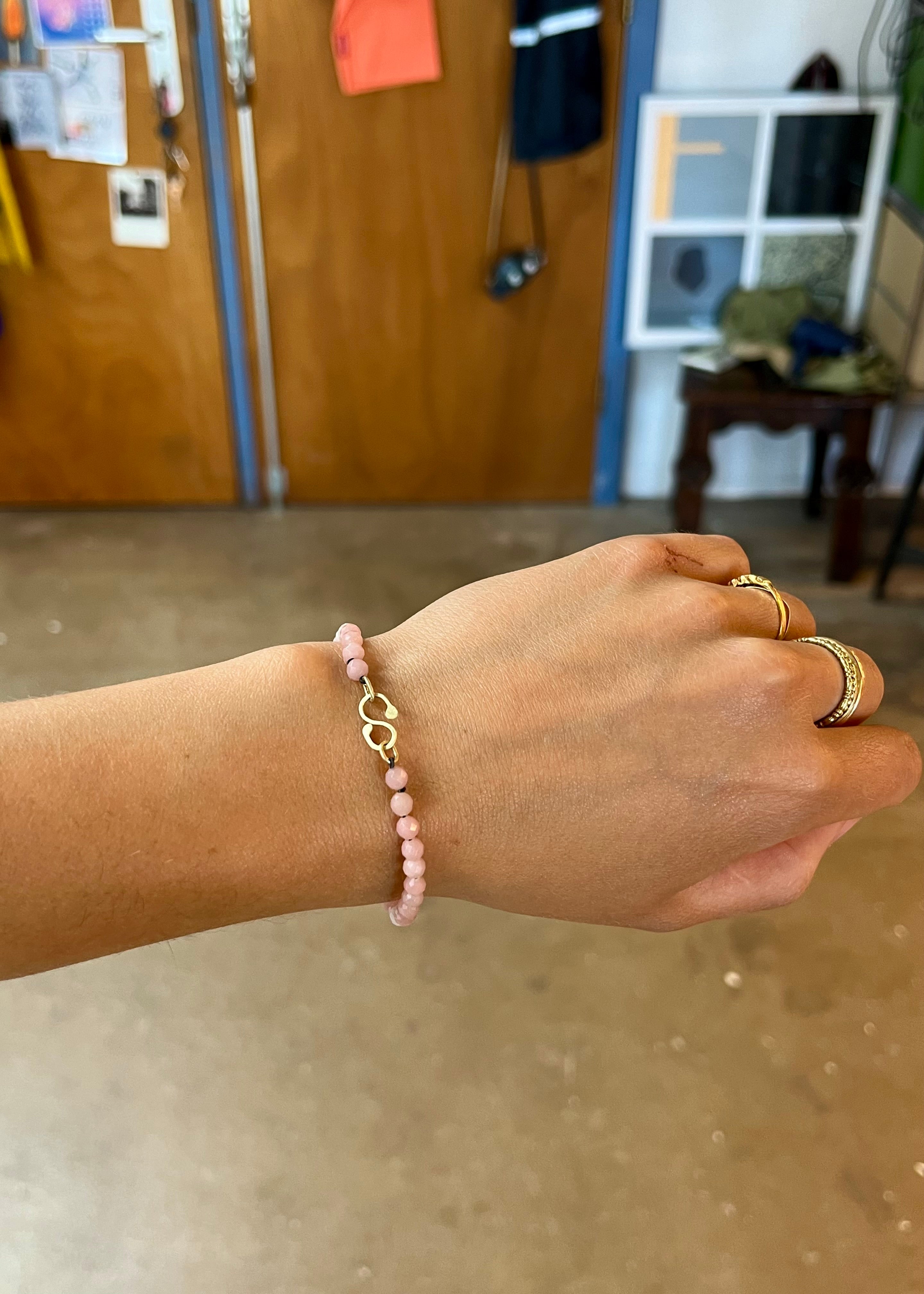 Armband pink opal met 14k gouden slot