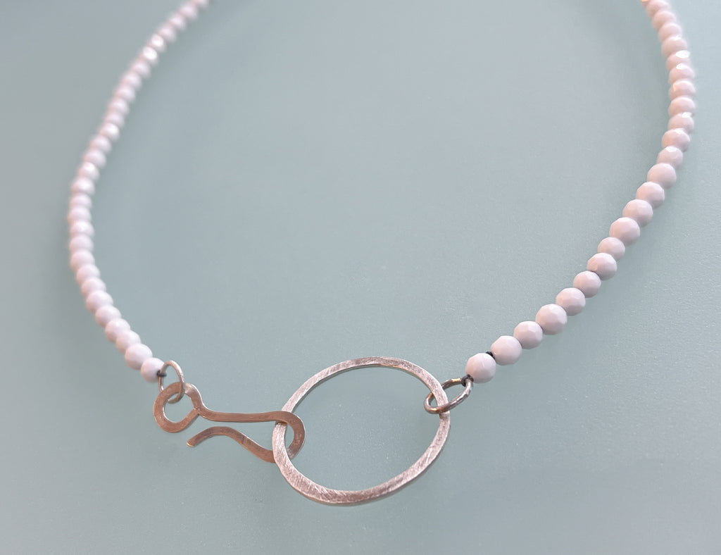 White clam ketting met zilveren slot