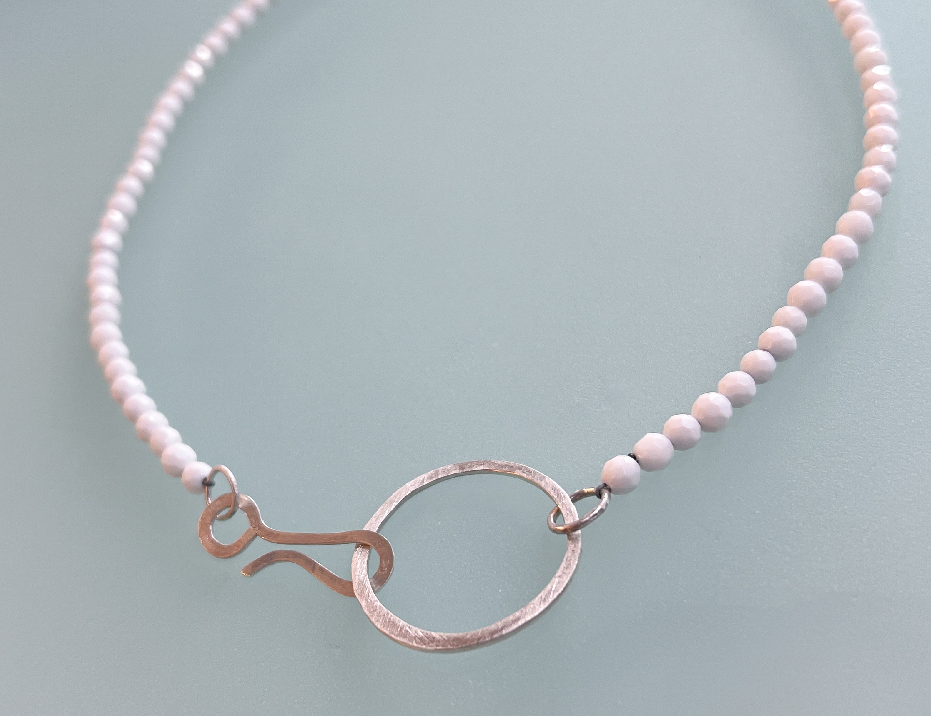 White clam ketting met zilveren slot