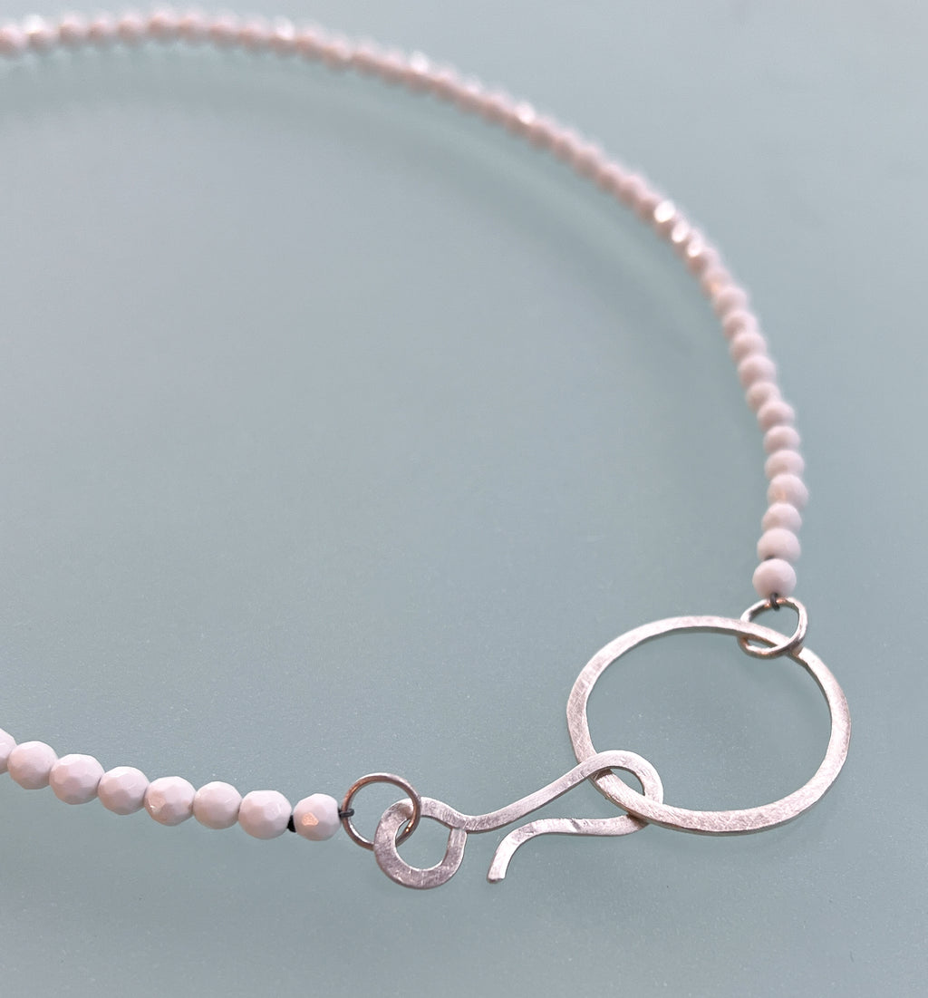 White clam ketting met zilveren slot