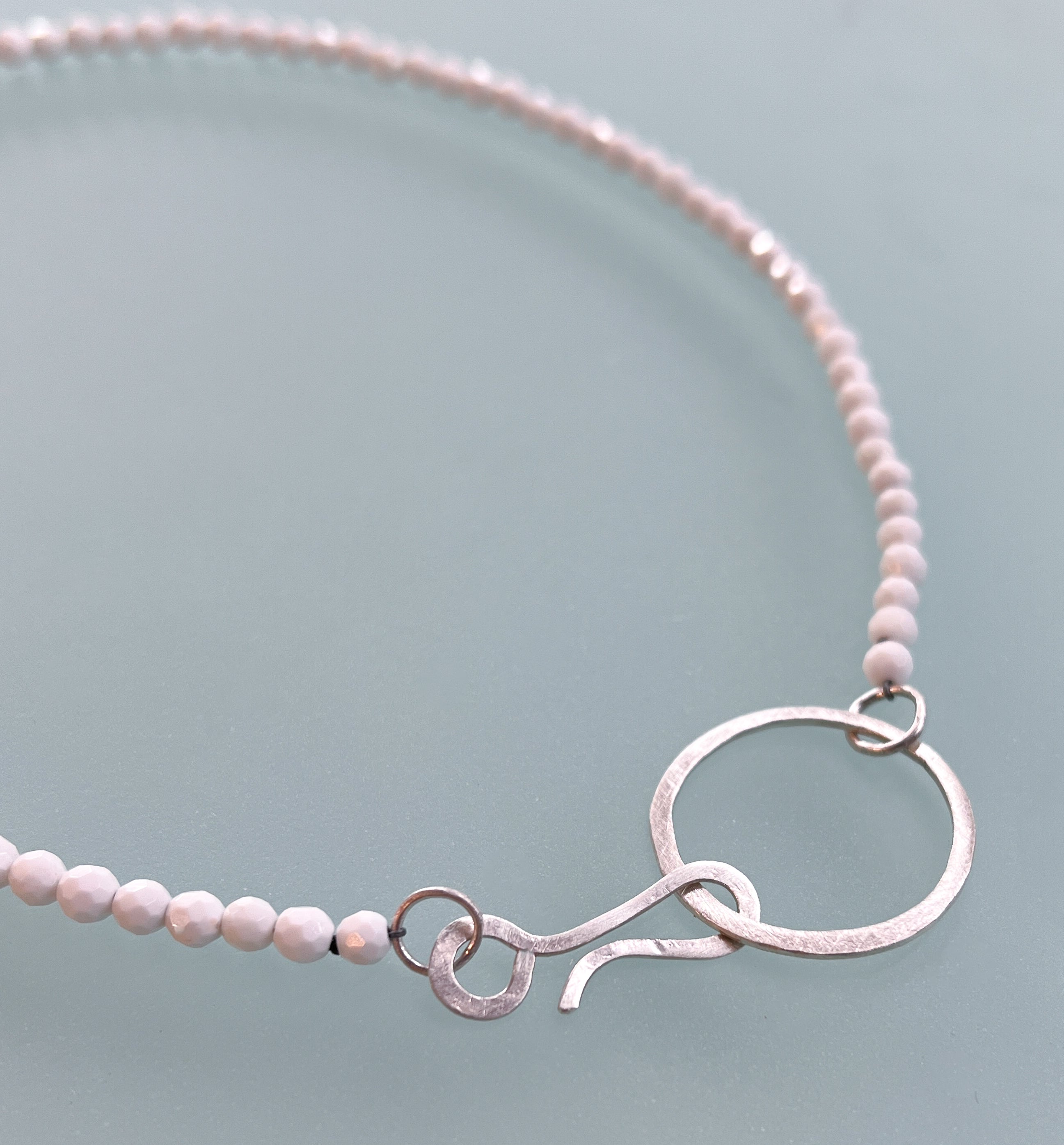 White clam ketting met zilveren slot