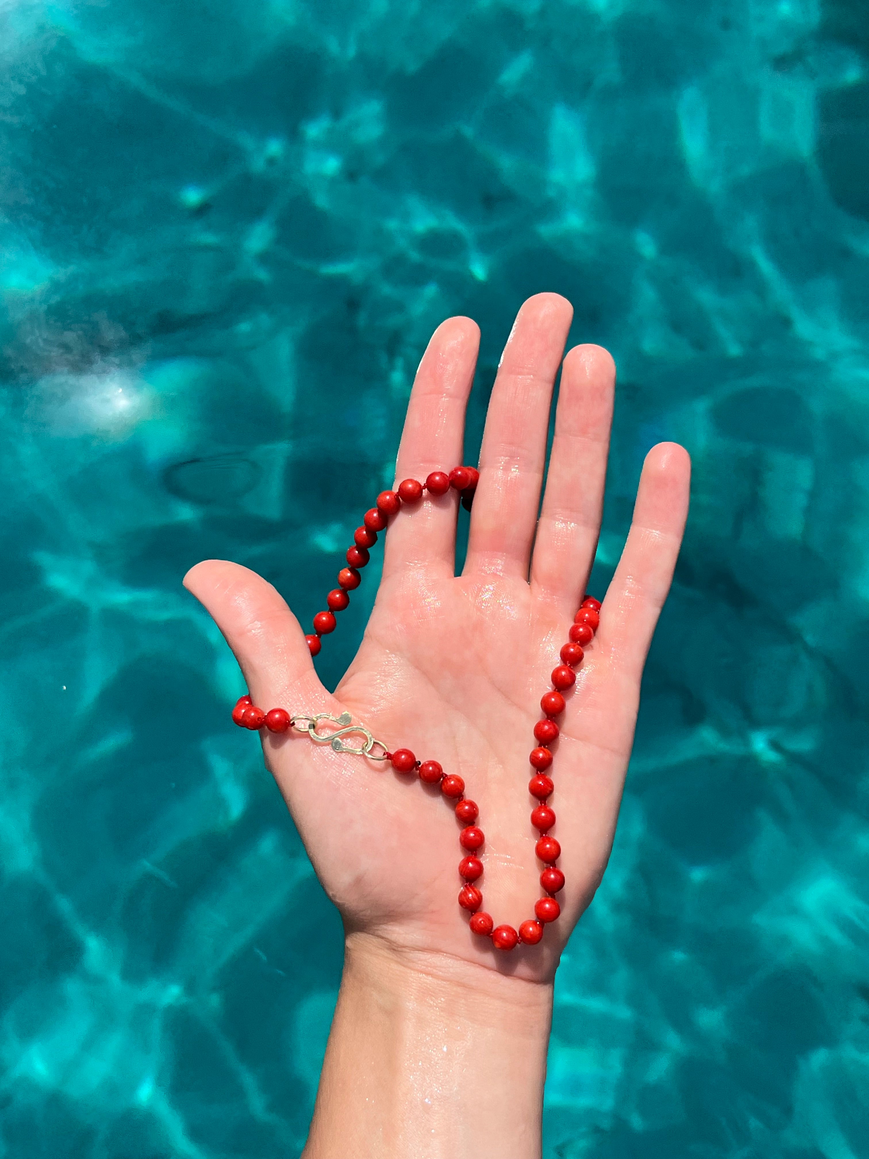 Korte ketting met bloedkoraal en gouden slot