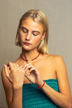 Korte ketting met bloedkoraal en gouden slot