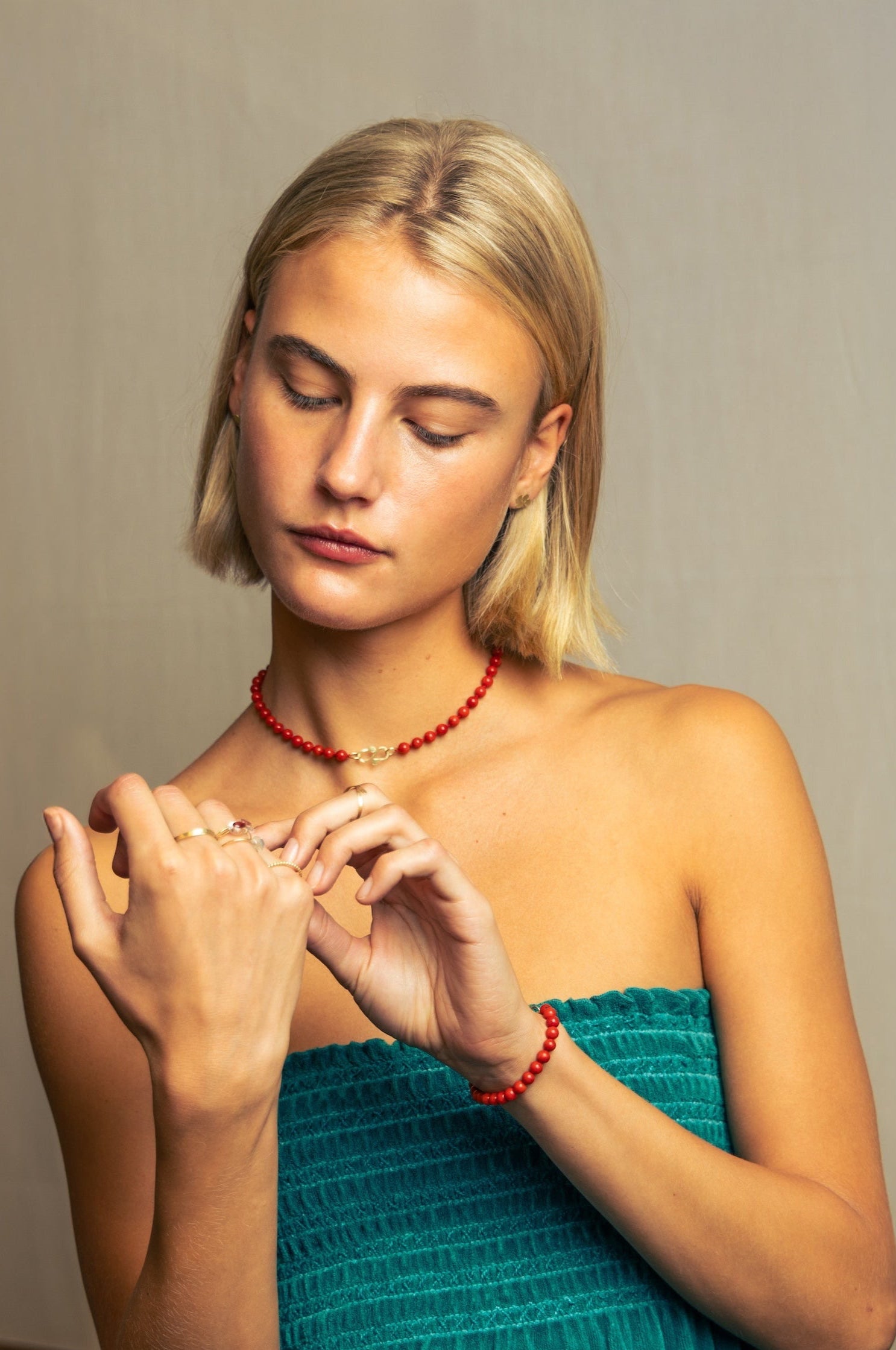 Korte ketting met bloedkoraal en gouden slot