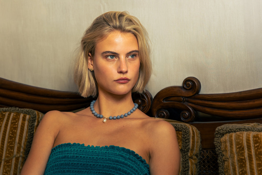 Ketting met angeliet, gouden slot met gouden barok-zoetwaterparel