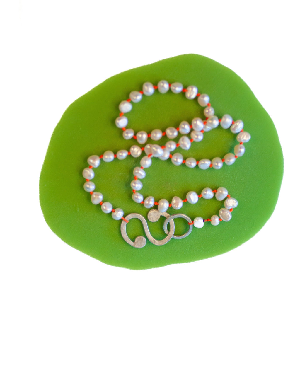 Parelketting op oranje draad met zilveren slot