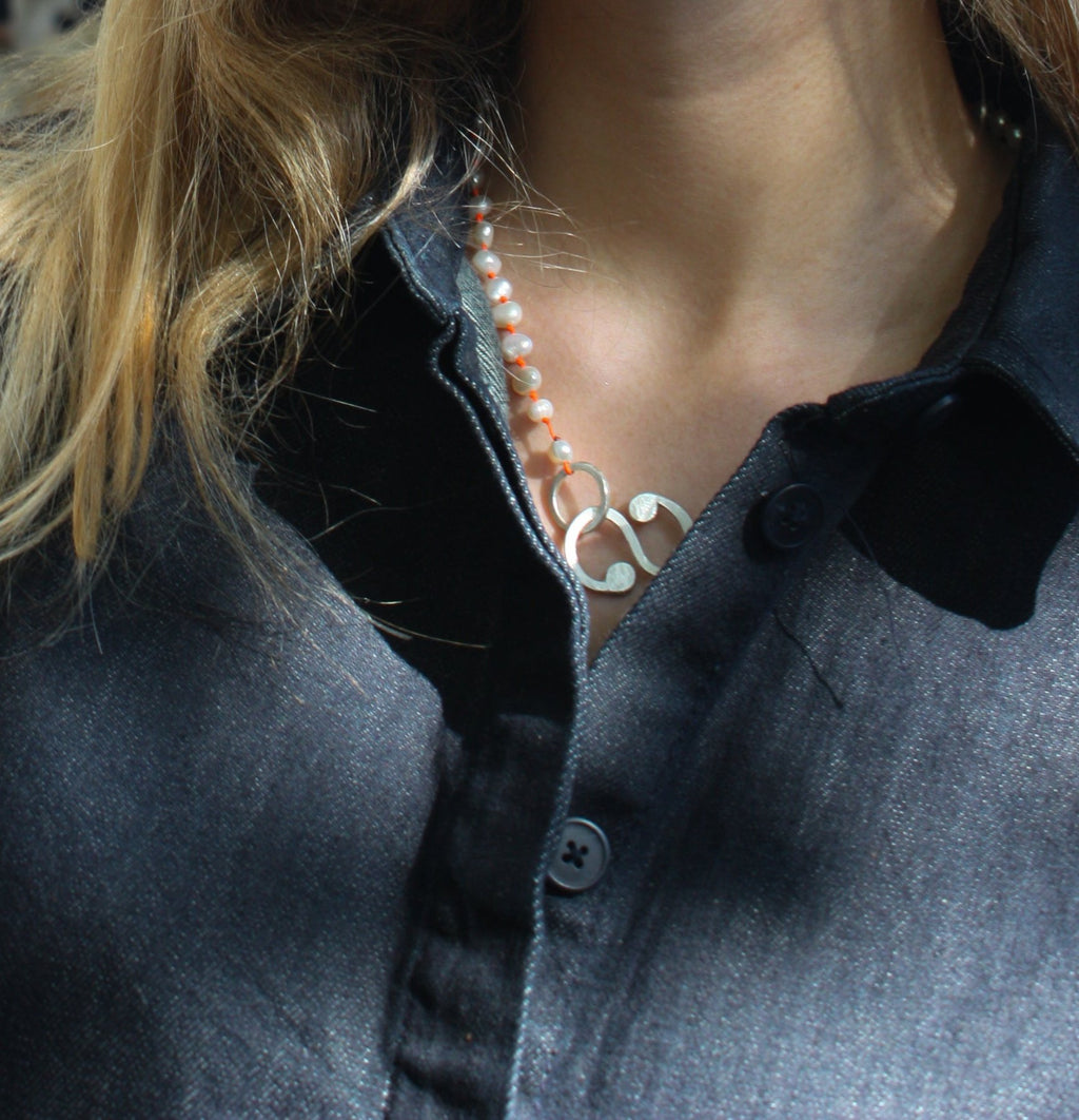 Parelketting op oranje draad met zilveren slot