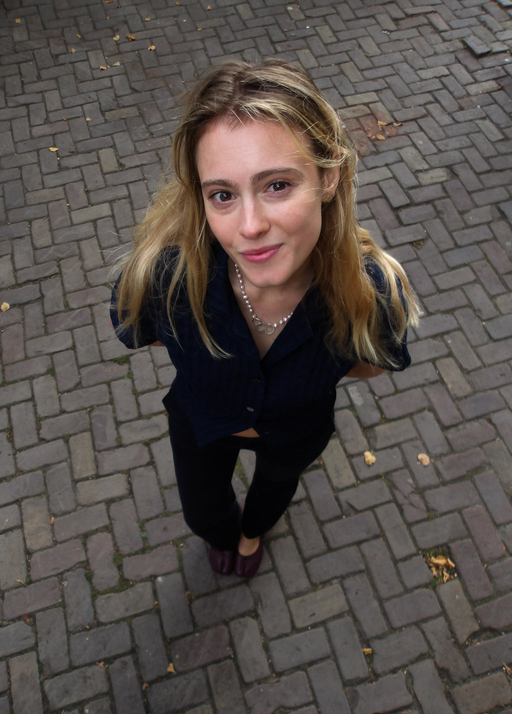 Parelketting op oranje draad met zilveren slot