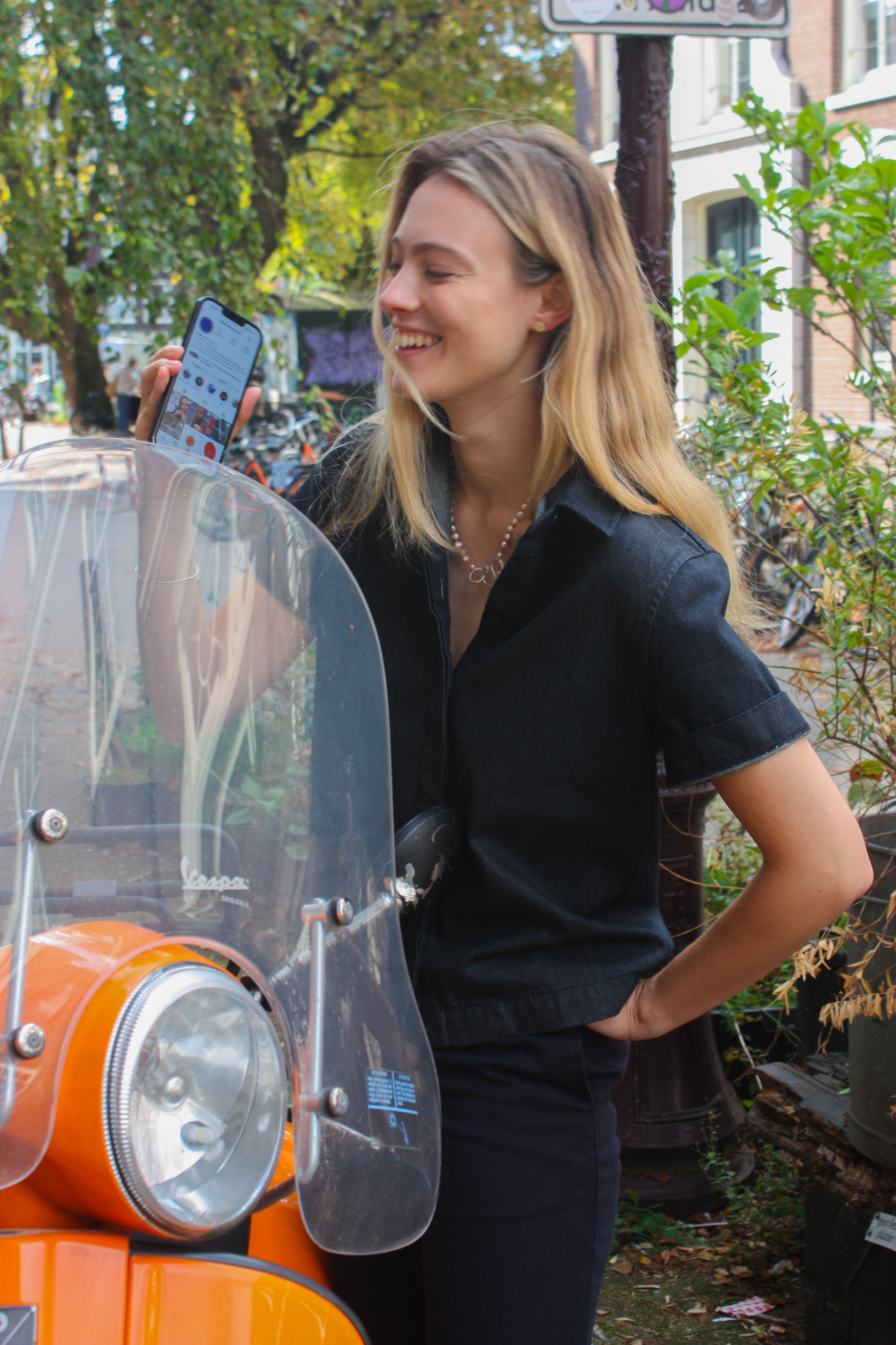 Parelketting op oranje draad met zilveren slot