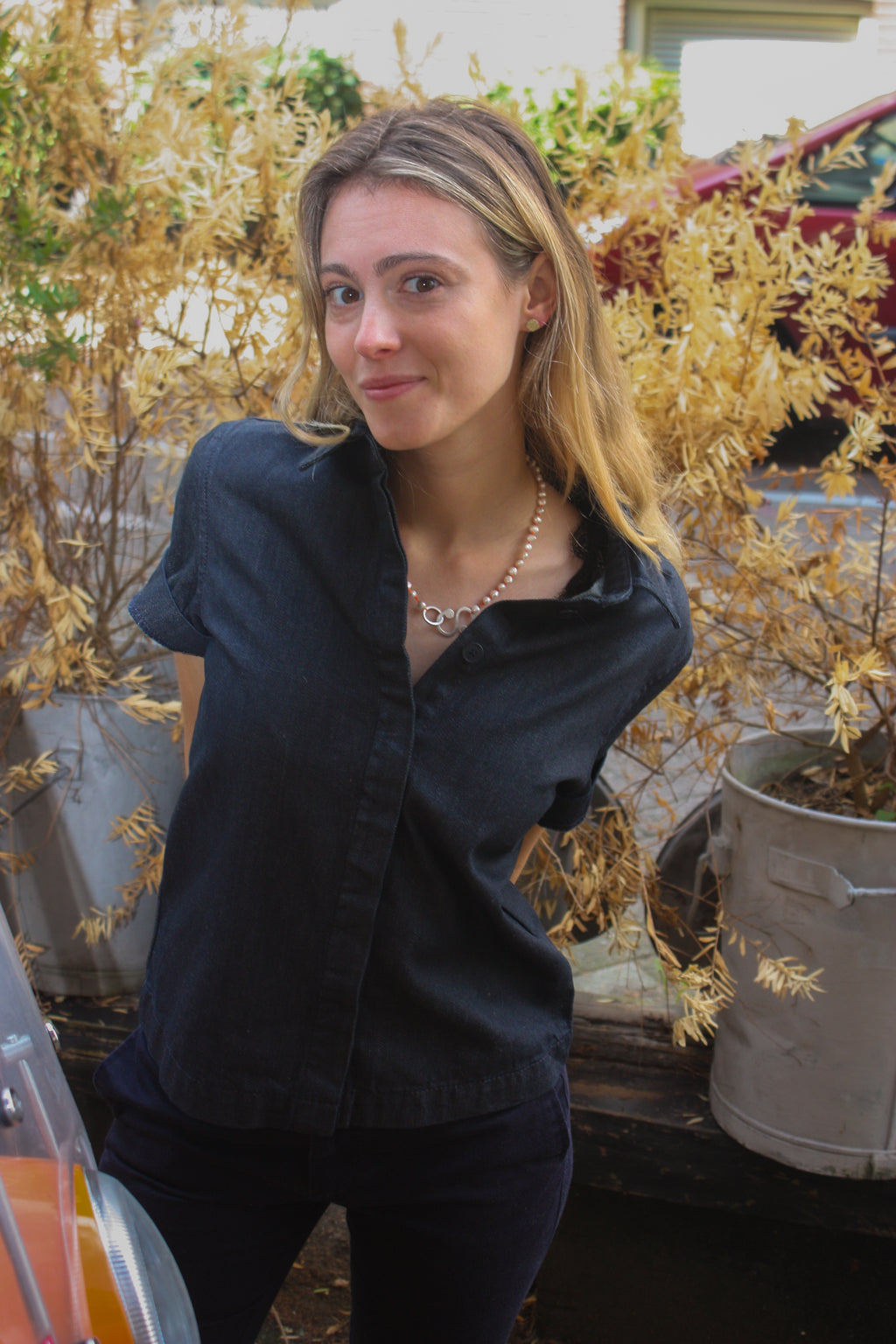 Parelketting op oranje draad met zilveren slot