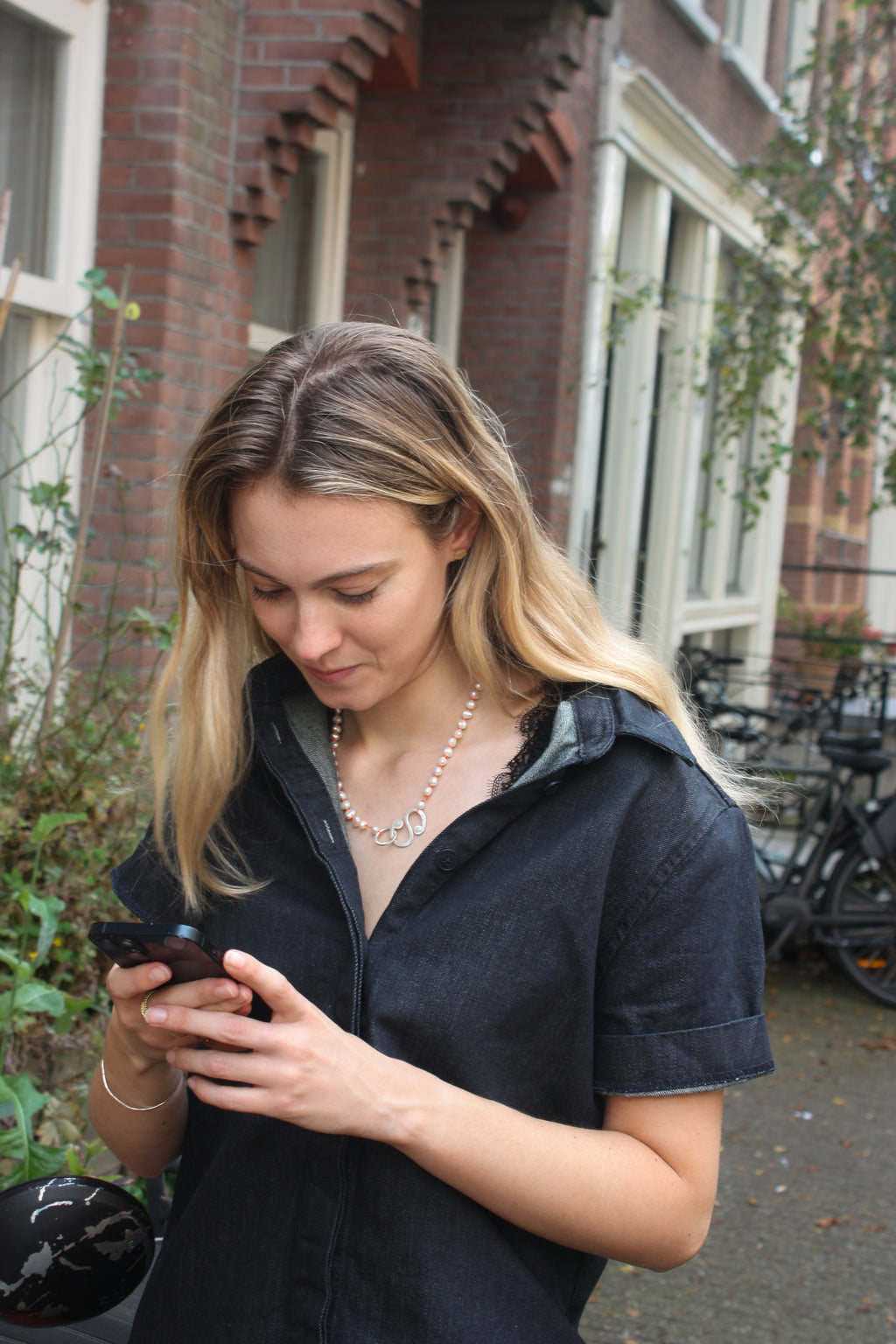 Parelketting op oranje draad met zilveren slot